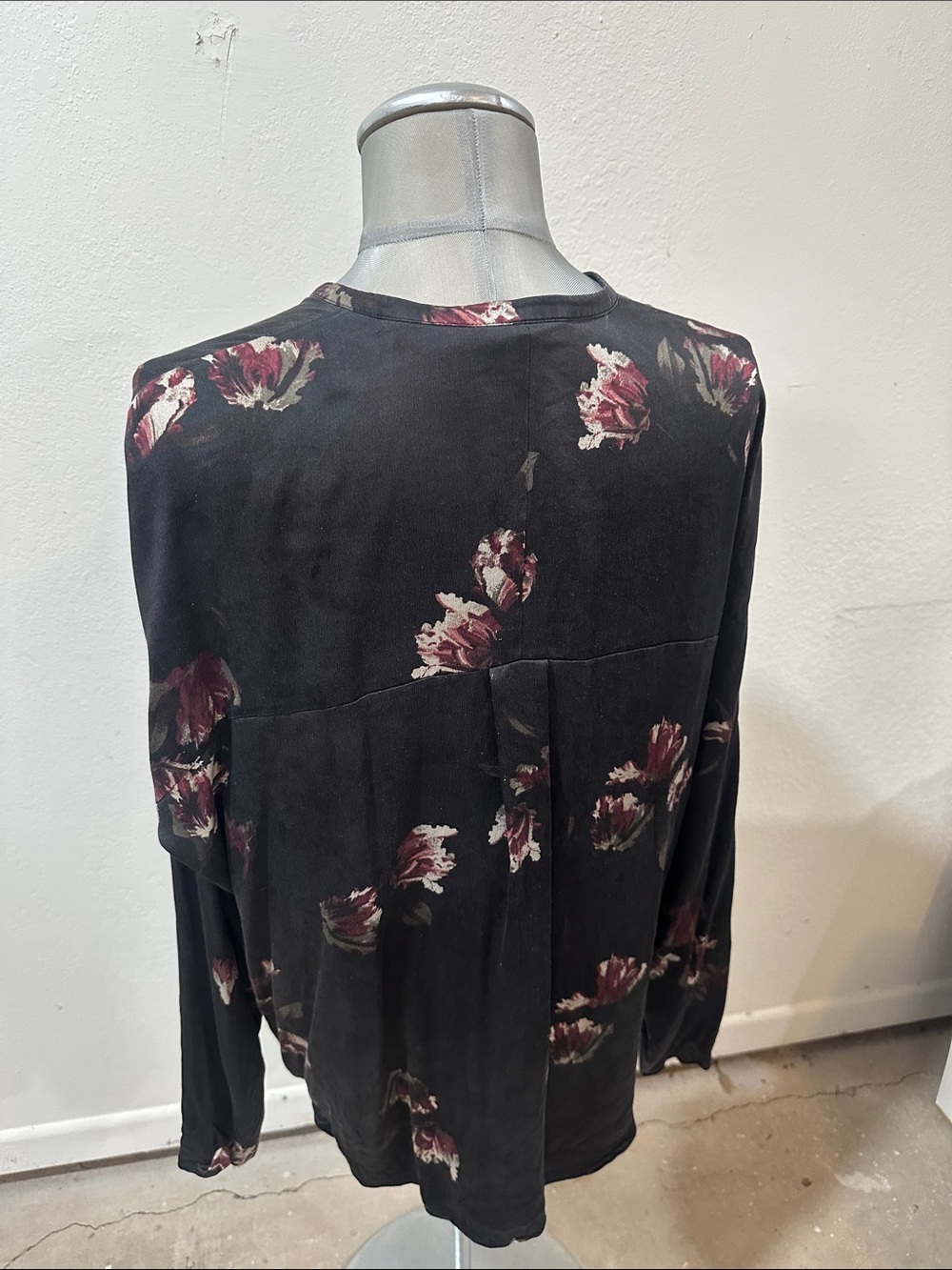 VINCE Women's Black Floral Button-Front Shirt - Picture 2 of 3